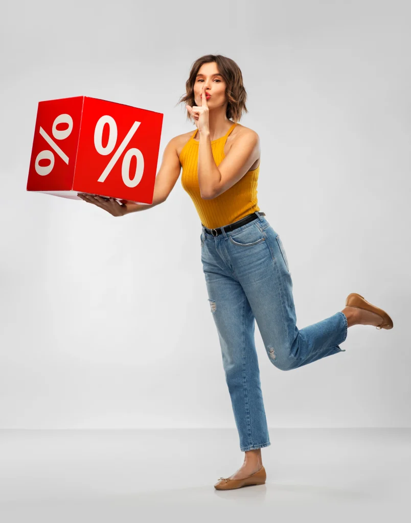 happy smiling young woman with sale sign kopie